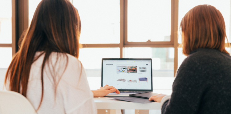 women discussing digital marketing